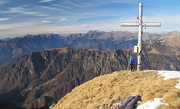 13 La massiccia croce della cima ovest del Pietra Quadra...